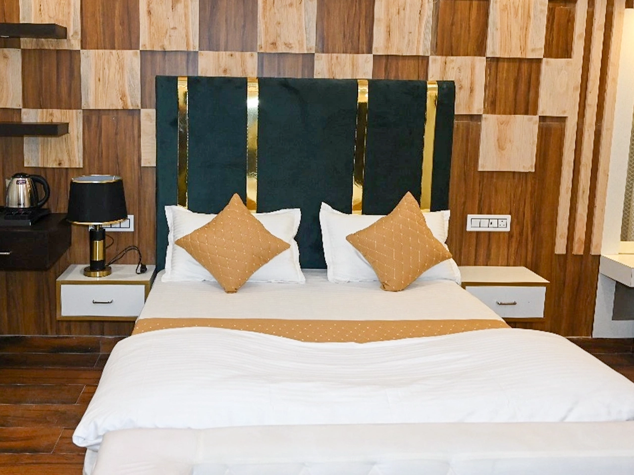 EXECUTIVE ROOM Thumbnail