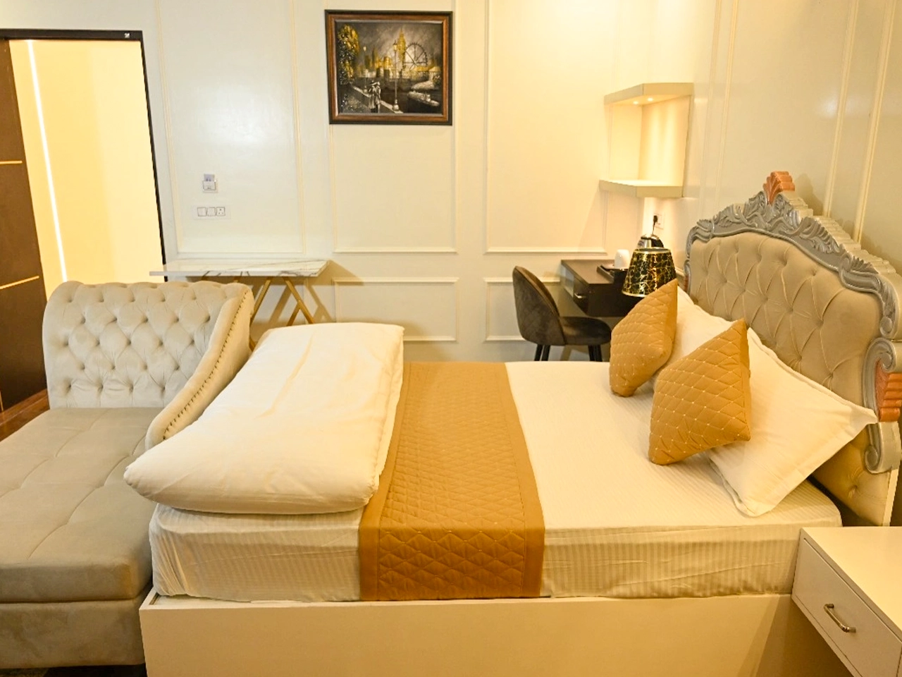 LUXURY ROOM WITH BALCONY Thumbnail